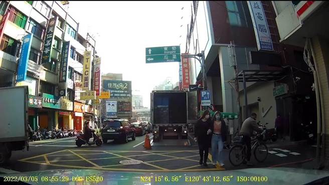 单车男子拿出一灌喷雾器喷向两名女路人，两人吓得花容失色赶紧逃跑。（记者爆料网提供／陈淑娥台中传真）