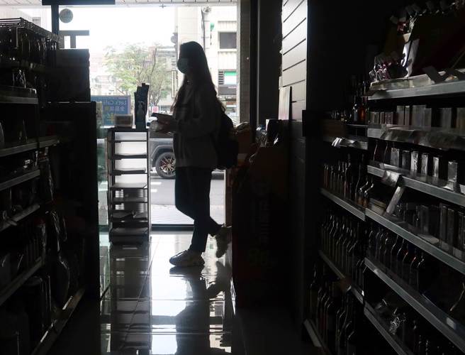全台3日上午9时左右无预警大范围停电。图为台北信义区便利商店，民眾摸黑购物。（资料照／王英豪摄）
