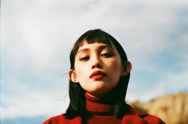 王頌推出單曲〈孤島孤島〉。（黑市音樂提供）