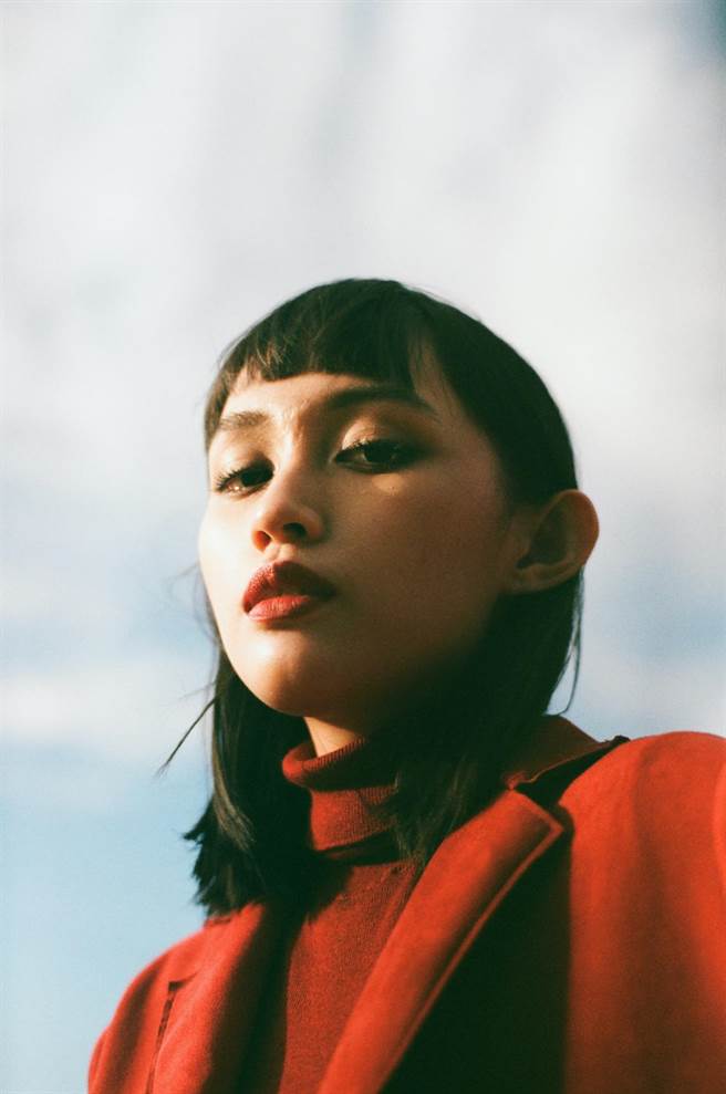 王頌推出單曲〈孤島孤島〉。（黑市音樂提供）