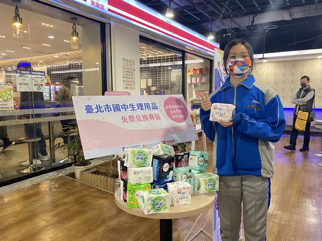 信义国中8年级的汪同学表示，一开始试办还是会怕同学的眼光不太敢去领取，但经过学校不断宣导，自然的去兑换变成「这是很正常的事」。（游念育摄）