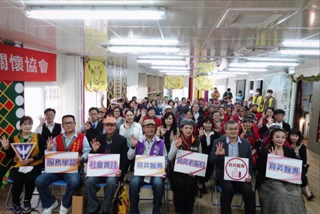 結合產、官、學界，「ima」文化健康站7日啟動服務，與會者合影。（高雄市原民會提供／林瑞益高雄傳真）