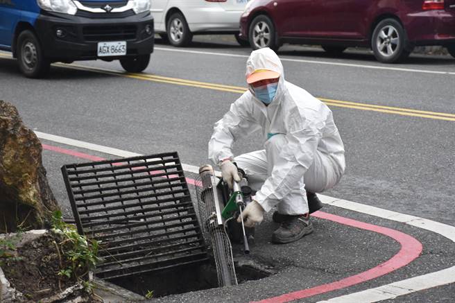 花莲特产「小黑蚊」随气温回暖陆续现踪，吉安乡公所今针对小黑蚊密度较高之处，如水沟等，进行环境清消，降低蚊虫孳生。（罗亦晽摄）