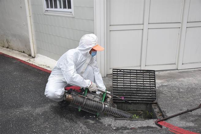 花莲特产「小黑蚊」随气温回暖陆续现踪，吉安乡公所今针对小黑蚊密度较高之处，如水沟等，进行环境清消，降低蚊虫孳生。（罗亦晽摄）