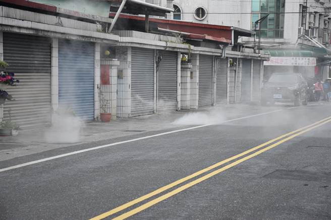 花莲特产「小黑蚊」随气温回暖陆续现踪，吉安乡公所今针对小黑蚊密度较高之处，如水沟等，进行环境清消，降低蚊虫孳生。（罗亦晽摄）