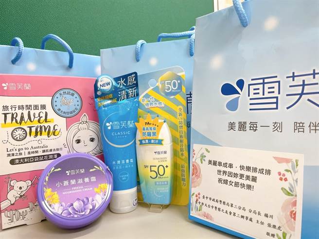 庆祝妇女节，台中市警察局第三分局分局长杨川提早于3月7日亲自致赠限定保养品福袋，给认真努力工作还要兼顾家庭的女性同仁。（台中市第三警分局提供／冯惠宜台中传真）