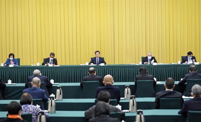 大陆副总理韩正6日看望港澳地区全国政协委员，并参加讨论。（摘自新华社）
