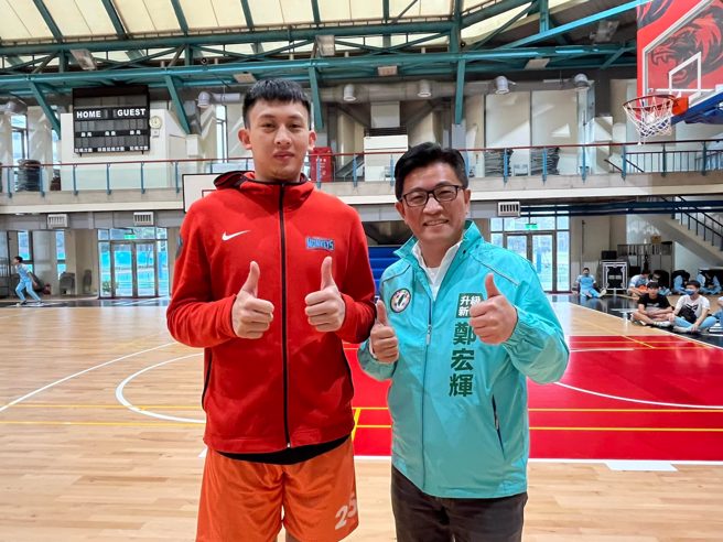 鄭宏輝為光復高中籃球隊加油。(取自鄭宏輝臉書)