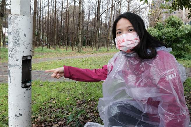 竹北高铁特区世兴篮球场照明电杆的电缆遭窃， 竹北市民代表蔡蕥鍹会勘球场入口的路灯电缆线也被窃。（罗浚滨摄）