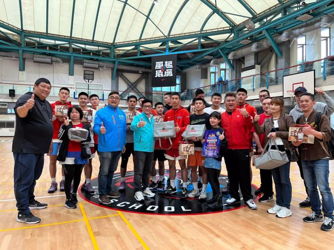 鄭宏輝特別和新竹美食店家們合作，準備豐富美食為同學們加油。(取自鄭宏輝臉書)