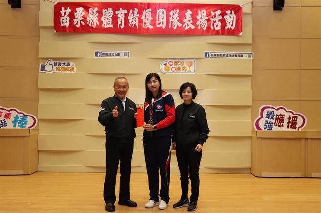 通霄国中老师赖圣蓉（中）为2021年U18女垒世界杯赛事教练团一员。（李京升摄）