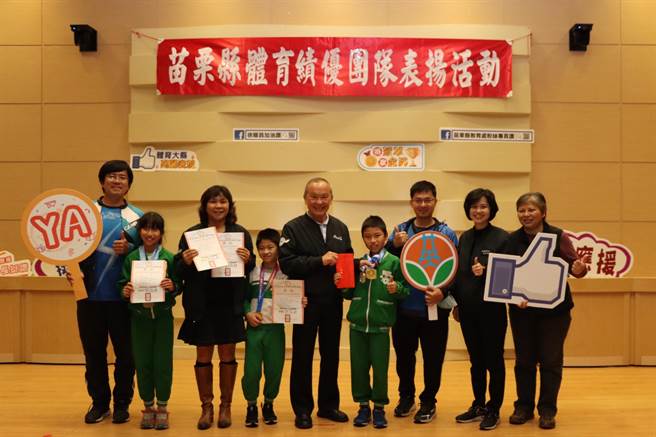 苗栗县长徐耀昌今天表扬229位优异的体育选手和教练。（李京升摄）