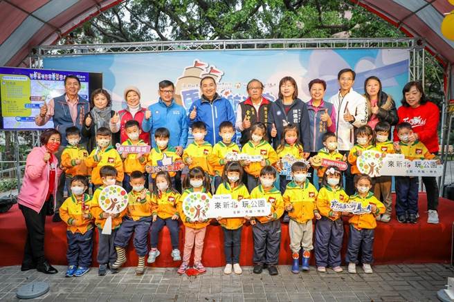 新北市长侯友宜今（7日）参加新店区参加马公公园「小小航海家游戏场」启用仪式。（叶书宏摄）