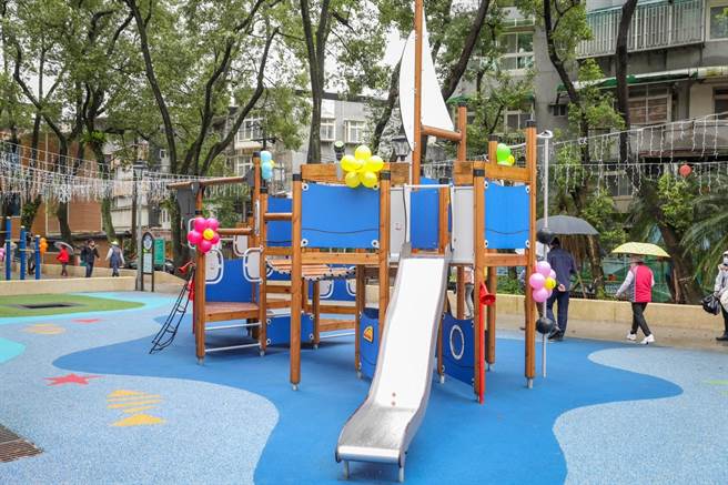 新北市长侯友宜今（7日）参加新店区参加马公公园「小小航海家游戏场」启用仪式。（叶书宏摄）