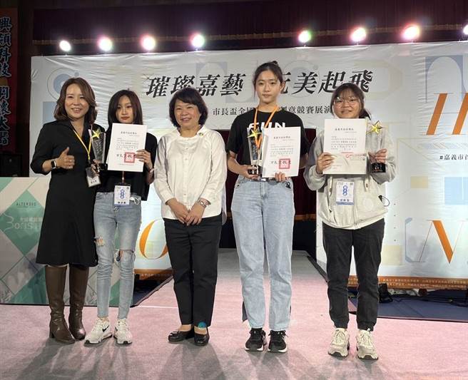 市长杯美容美髮竞赛，嘉义家职学生史依蓁（右）接受市长黄敏惠（中）颁奖。（嘉义家职提供）