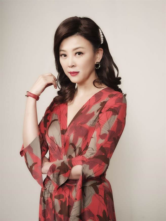 方馨飾演酒吧老闆娘。（台視提供）