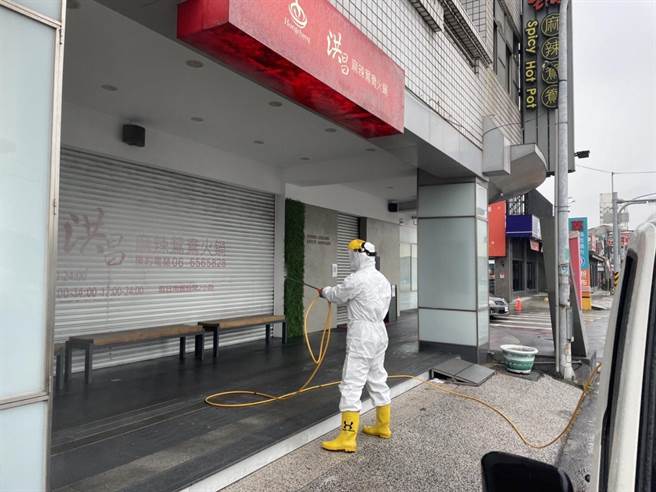 台南市鹽水家族新增2確診病例，市府衛生局進行相關足跡清消作業。（衛生局提供／洪榮志台南傳真）