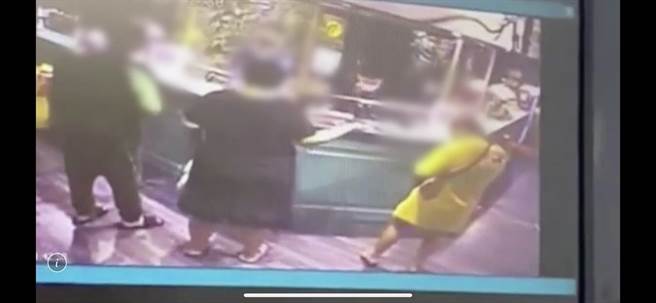 林姓收簿手（左）入住旅館與現任女友（中）、前任女友共同監控提供帳戶的人頭。（民眾提供／李文正台北傳真）