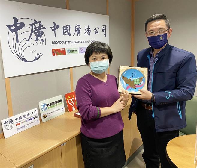 大甲警分局长吴燕山(右)7日亲上广播电台节目接受专访，分别讲述新修正刑法及道路交通管理处罚条例对于酒驾累犯、同车乘客等相关罚责。(警方提供)