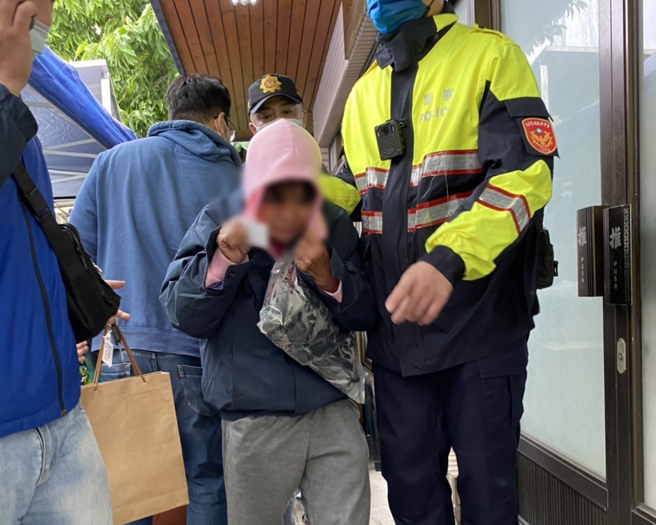 台中兴中街失火一案，庄姓女房东（中）7日前往殡仪馆，接受检方侦查。（张妍溱摄）