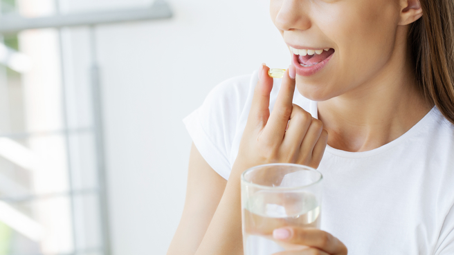 食药署表示，维生素又分为脂溶性及水溶性两种，常见的脂溶性饭后食用为佳；水溶性维生素则没有限定饭前或饭后吃。（图／示意图，达志影像）