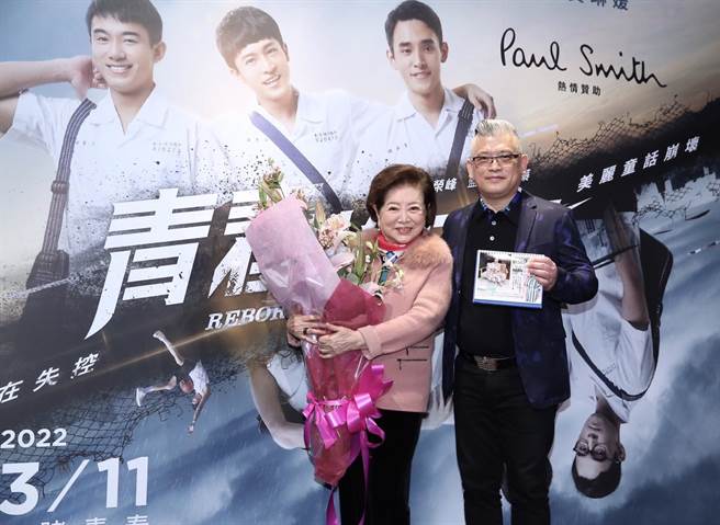 金马影后陈淑芳（左）现身首映会帮电影导演杜荣峰站台。（陈俊吉摄）