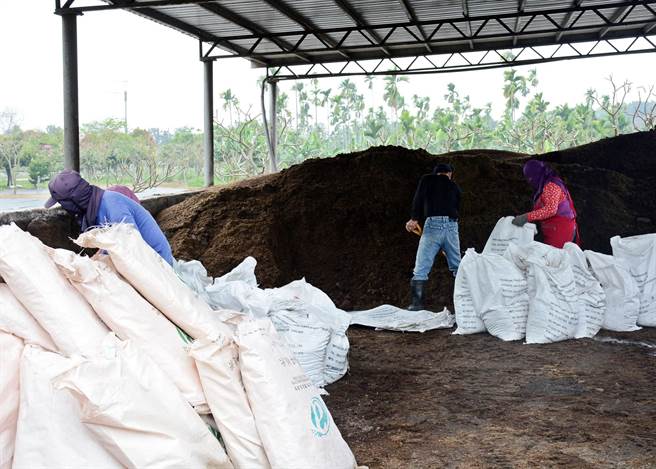 万峦乡公所媒合农业及畜牧业，透过将沼渣装袋分送作为农友肥分，同时解决畜牧废弃物问题。（林和生摄）