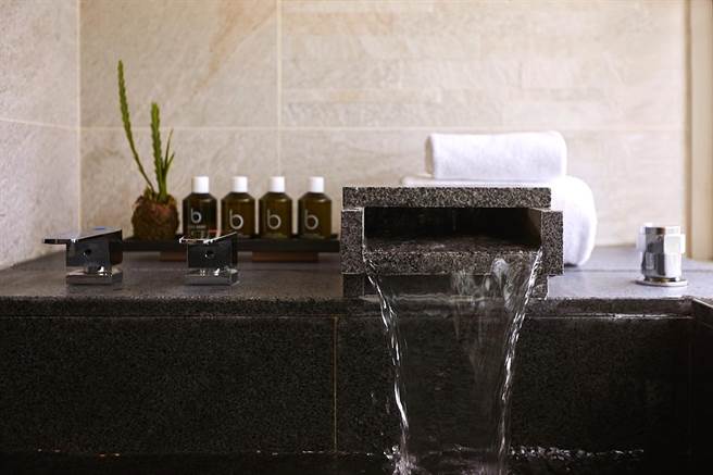 忽冷忽热的时节，喜欢隐密氛围的旅客可在房内养生汤池泡汤。（蕴泉庄提供） 