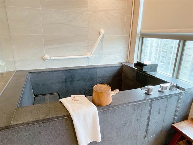 喜欢隐密氛围的旅客可在房内养生汤池泡汤。（吴娮翎摄） 