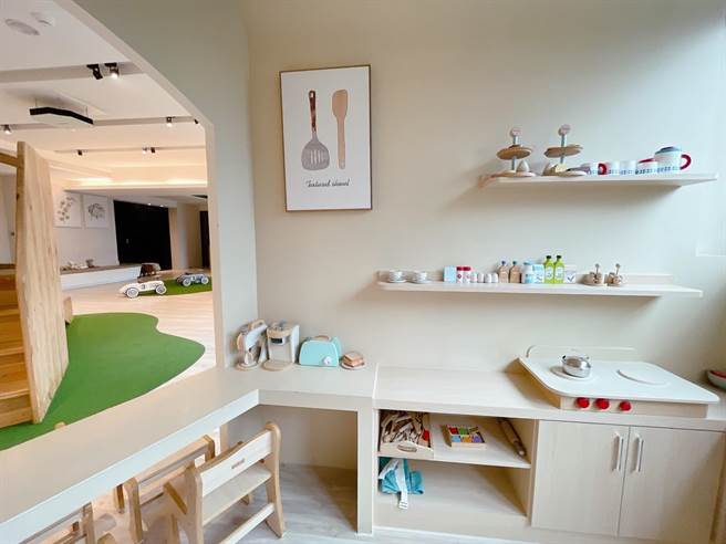 亲子童玩间全区以自然原木风格呈现。（吴娮翎摄） 