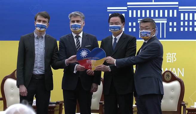 外交部宣布首批捐赠1亿乌克兰善款。（崔慈悌摄）