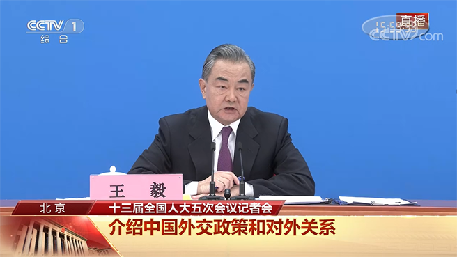 大陆国务委员兼外交部长王毅7日记者会上，对乌克兰等国政府对大陆撤侨的协助表示感谢。（翻摄央视）