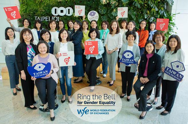 （臺灣證券交易所女性主管齊聚響應2022年全球交易所「性別平權敲鐘」活動。圖／證交所提供）