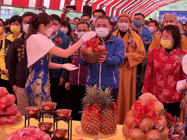 侯友宜主持汐止王母救世宫五朝清醮建醮动土典礼。（王扬杰摄）