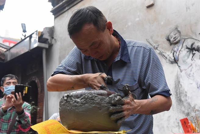 白沙屯媽祖前往雲林縣北港朝天宮進香的「糊火缸」文化，登錄為雲林文化資產保存。（吳登興提供／張朝欣雲林傳真）