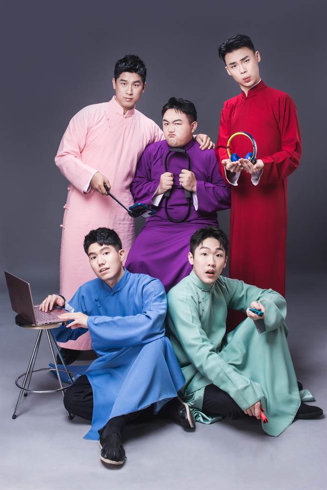 全男子相声团体「爱笑斯坦」成员包括洪子晏、段彦希、吴思伟、宋明翰、吴胤颉五人。（台北曲艺团提供）