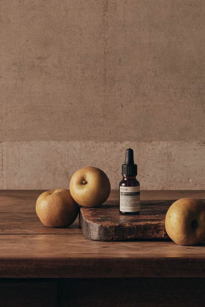 Aesop莹澈眼部精15mL，2950 元。（Aesop提供）