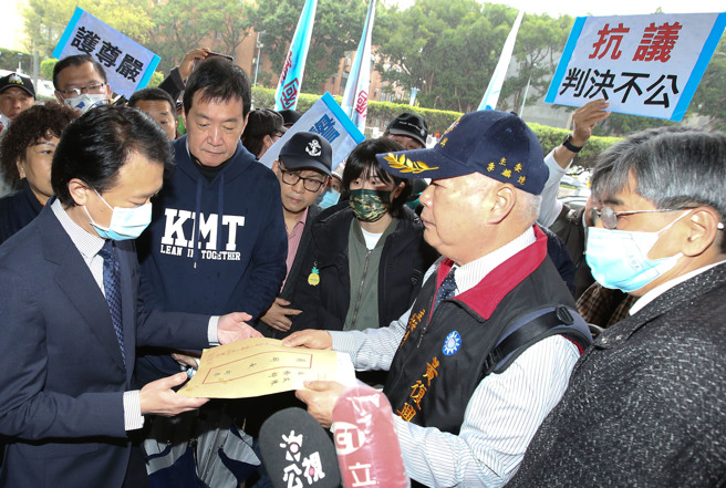  前花东防卫司令部参谋长韩豫平少将，于民国104年经法院以挪用加菜金2880元于接待家属，遭「贪污罪」起诉，宣判四年六个月徒刑，褫套公权四年，三审定狱在案。7日国民党黄復兴党部主委季麟连（右）、韩豫平女儿（右二）、立委费鸿泰（右三）、前往法务部递交陈情书，争取合理审判申诉机会。（陈俊吉摄）