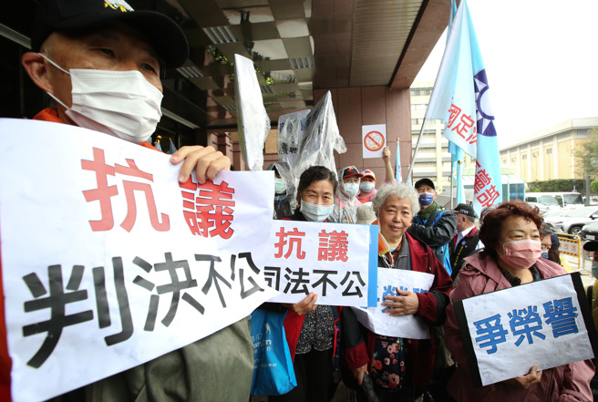  前花东防卫司令部参谋长韩豫平少将，于民国104年经法院以挪用加菜金2880元于接待家属，遭「贪污罪」起诉，宣判四年六个月徒刑，褫套公权四年，三审定狱在案。7日国民党黄復兴党部主委季麟连（右）、韩豫平女儿（右二）、立委费鸿泰（右三）、前往法务部递交陈情书，争取合理审判申诉机会。（陈俊吉摄）