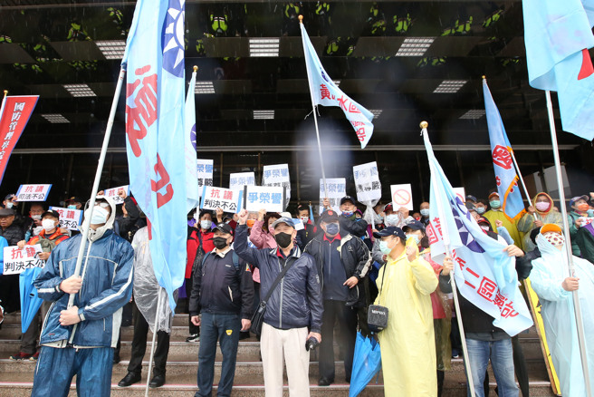 前花东防卫司令部参谋长韩豫平少将，于民国104年经法院以挪用加菜金2880元于接待家属，遭「贪污罪」起诉，宣判四年六个月徒刑，褫套公权四年，三审定狱在案。7日退伍军人及眷属，前往法务部抗议判决不公并递交陈情书，争取合理审判申诉机会。（陈俊吉摄）