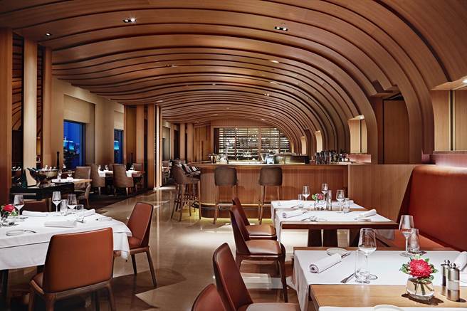 日月千禧24F极炙牛排馆三月推出优惠，同桌贵宾皆点用套餐即可以880＋10％加点一份诺曼第海鲜总匯拼盘。（日月千禧提供／冯惠宜台中传真）