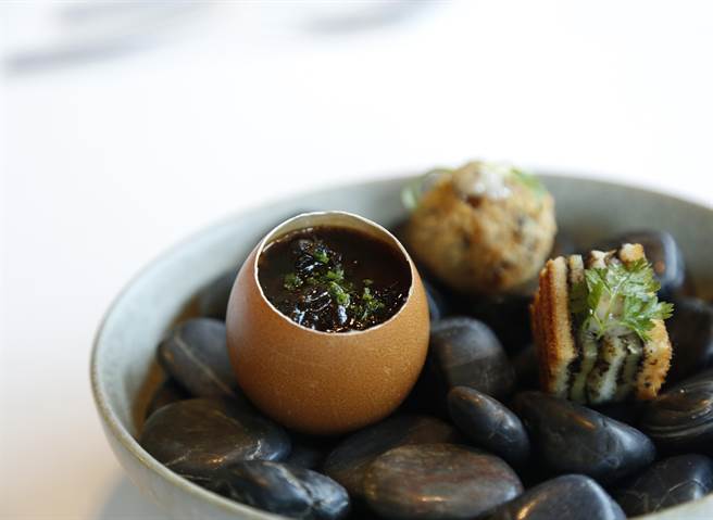 裕元花园酒店八楼映景观餐厅转型为高檔法式餐厅，午间套餐提供的开胃菜为松露鸡汁蒸蛋、松露炸饭糰、松露三明治的松露三重奏。（裕元花园酒店提供／冯惠宜台中传真）