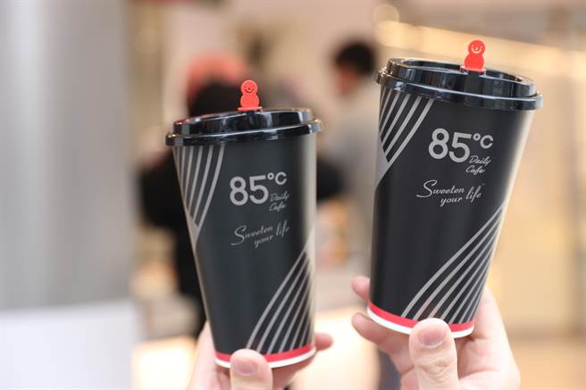 85℃从3月8日到3月14日连续一周限定中大杯咖啡第二杯半价优惠。（85℃提供／冯惠宜台中传真）