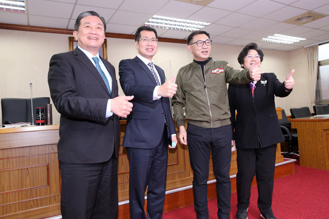 立法院常設委員會7日舉行召委選舉，經過朝野黨團推舉後，外交及國防委員會召委由民進黨立委羅致政（左二）、國民黨立委江啟臣（右二）擔任。左一為民進黨立委王定宇、右一為國民黨立委溫玉霞。（黃世麒攝）