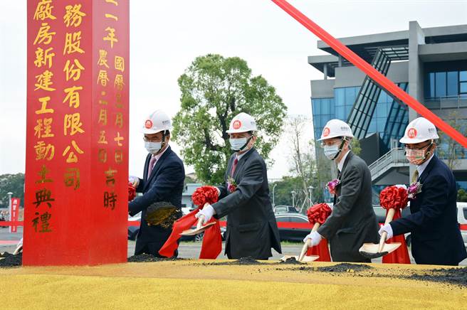 摩斯漢堡於屏東農科打造食品廠房，東元餐飲集團會長黃茂雄（左二）特地南下參與動土典禮。（林和生攝）