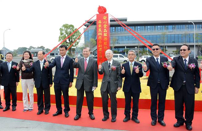 為縮短產地距離，摩斯漢堡於屏東農科打造食品廠房，東元餐飲集團會長黃茂雄（中）特地南下出席動土。（林和生攝）