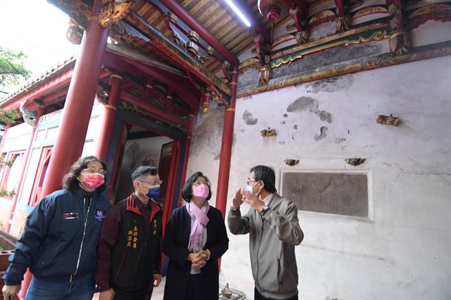 彰化县长王惠美（右二）主持鹿港金门馆修復工程开工典礼，并担任祭祀祈安仪式主祭官，她到馆内了解亟待修復整建的项目。（谢琼云摄）