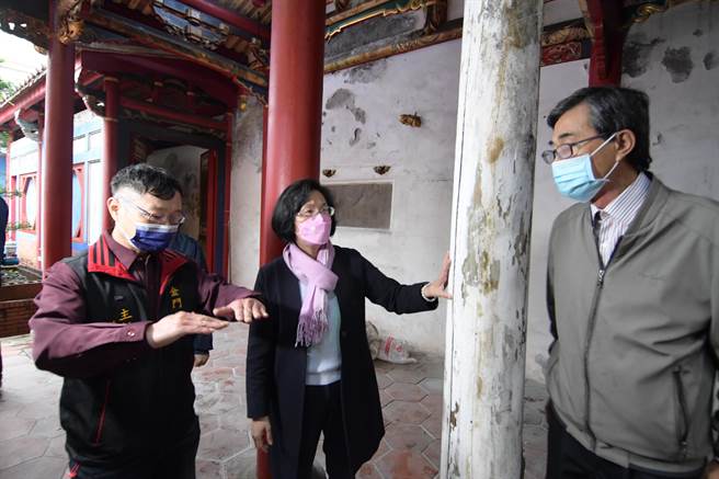彰化县长王惠美（中）主持鹿港金门馆修復工程开工典礼，并担任祭祀祈安仪式主祭官，她到馆内了解亟待修復整建的项目。（谢琼云摄）
