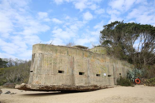「天空之城」的滨海堡体前沿遭海水侵蚀而悬空在海滩上。（读者提供）