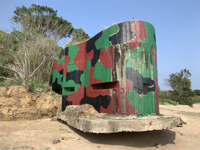 「天空之城」碉堡建筑主体被漆上崭新亮丽的迷彩，引起网友批评声浪。（李金生摄）